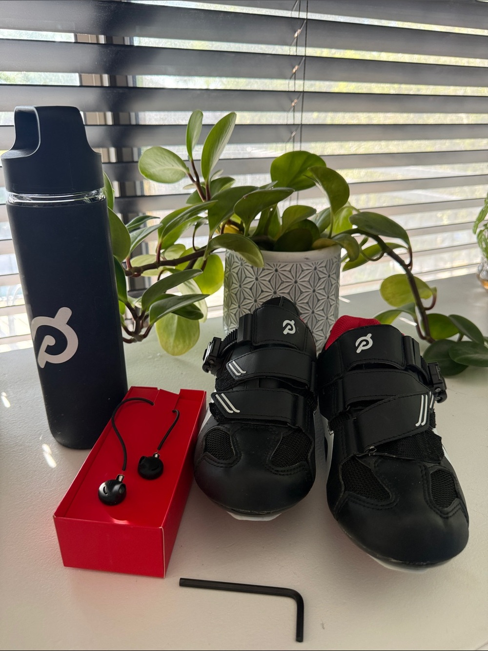 Peloton Starter Kit EU 37/US 6 Shoes + NEW Headphones + NEW Glass Bottle + Tool